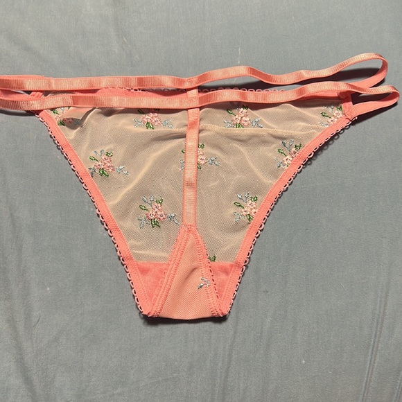 Pink floral thong - Picture 2 of 3